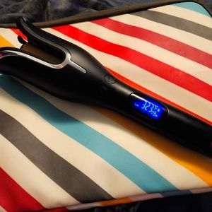 Chi electric curling iron In brand new condition. Tried it out. Not for me
